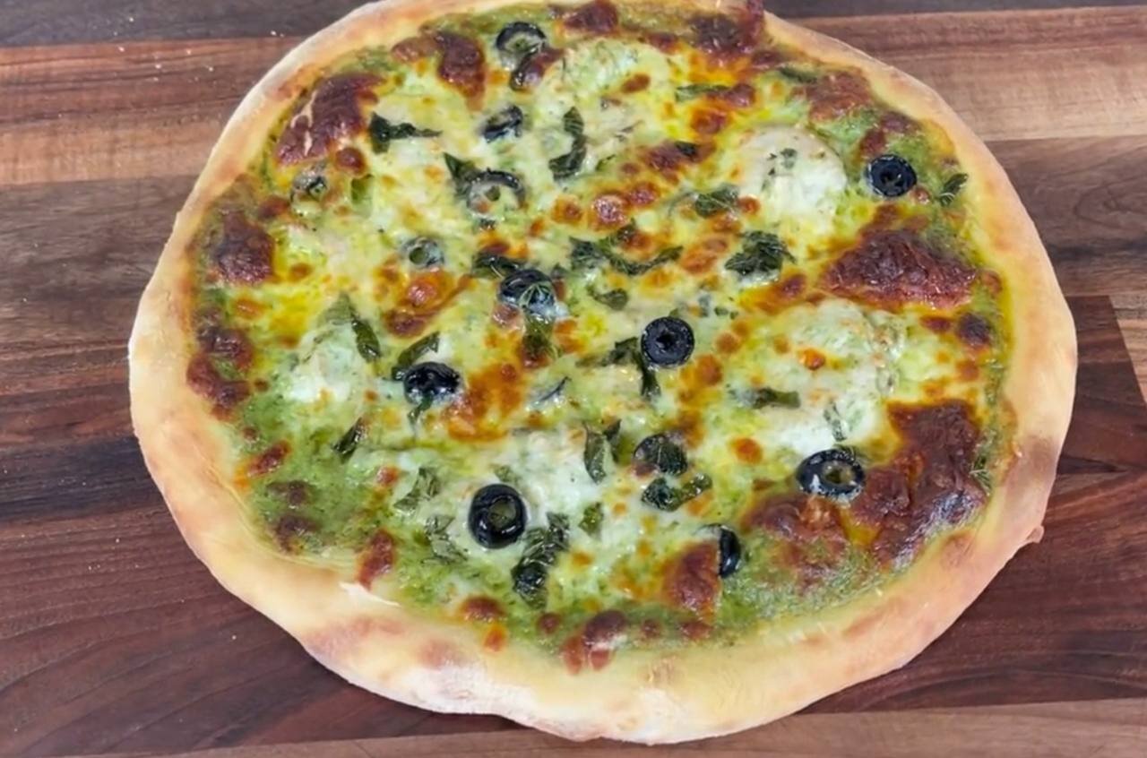 طرز تهیه پیتزا با سس ریحان به همراه آموزش خمیر پیتزا 