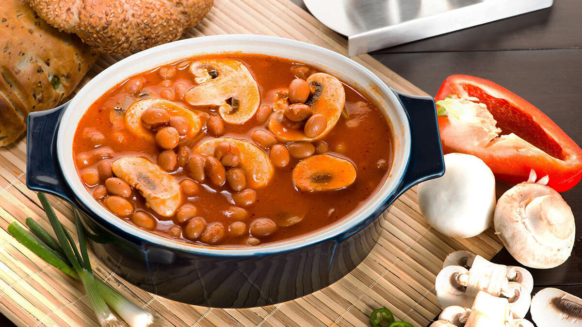 طرز تهیه خوراک لوبیا چیتی با سیب زمینی و قارچ، یک صبحانه کامل و مقوی 