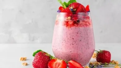 طرز تهیه میلک شیک توت فرنگی، یک نوشیدنی بهاری دلچسب و کافی شاپی